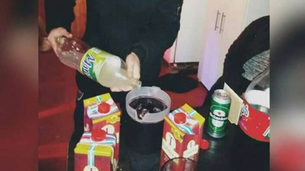 La drogaron colocando pastillas en una jarra con alcohol.
