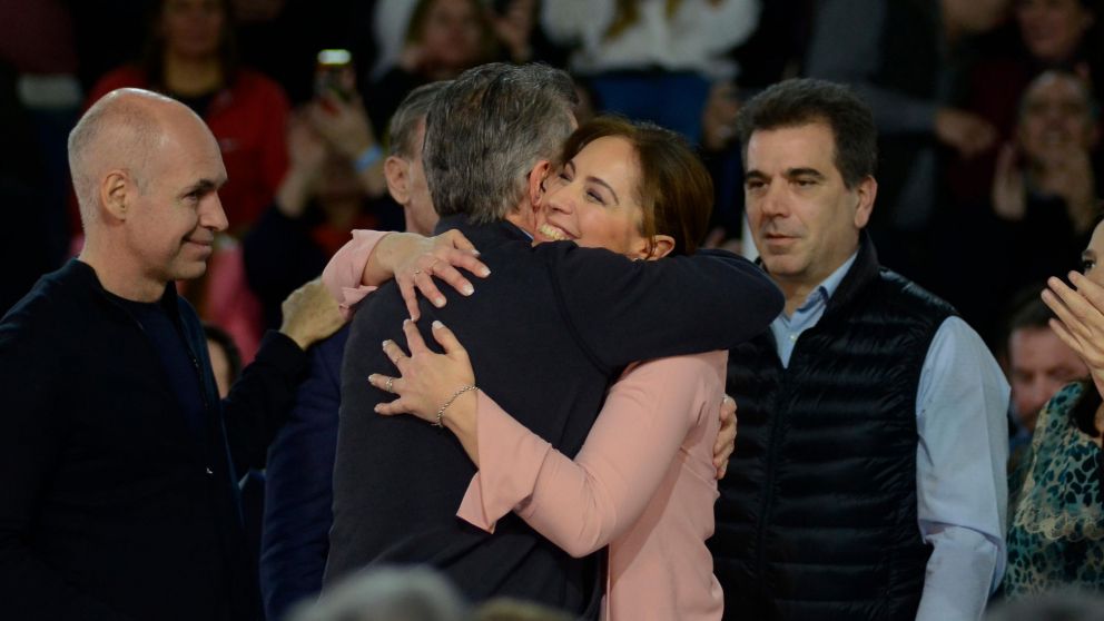 La mandataria de la Provincia, en el acto de cierre, junto al presidente (Fernando Pérez Re-Diario Crónica).