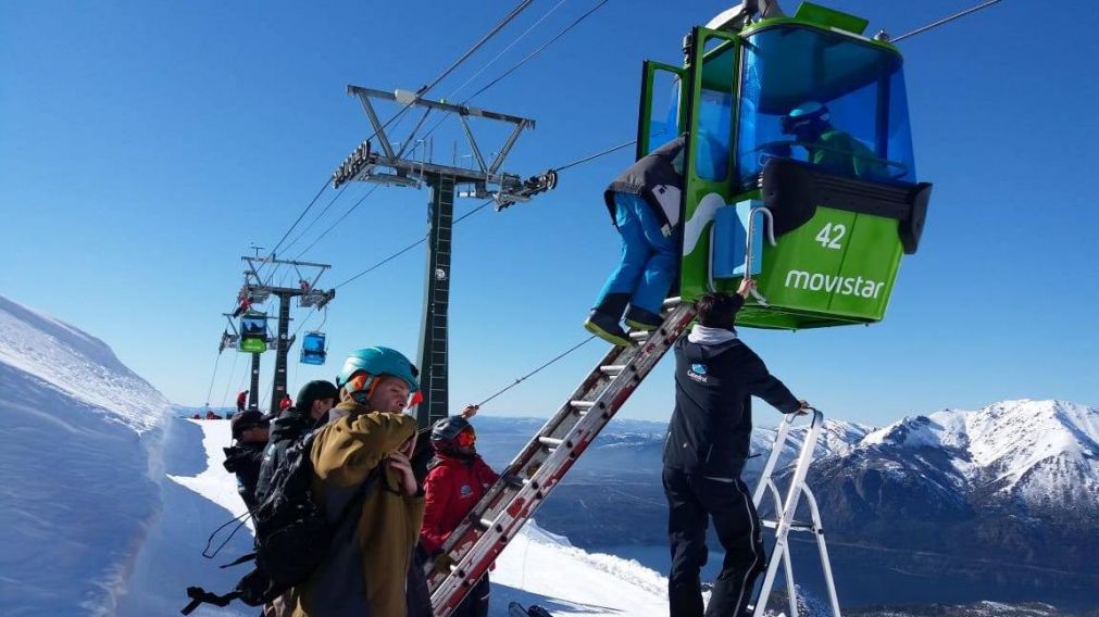 Algunos de los turistas siendo rescatados. (Gentileza Bariloche 2000)