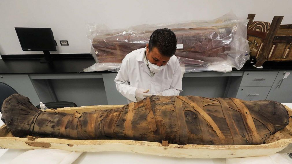 Arque�logo trabaja en la restauraci�n de la momia, en el Gran Museo Egipcio de Giza. (REUTERS/ Mohamed Abd El Ghany)