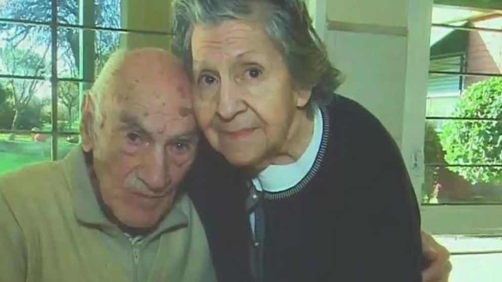 Según la dueña del asilo, la mujer extraña mucho a su marido que permanece internado.