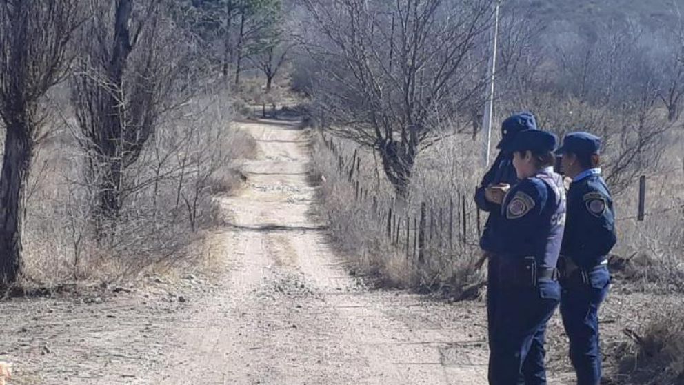 La policía custodiando el acceso al lugar donde ocurrió el crimen (Gentileza ElDoceTV).