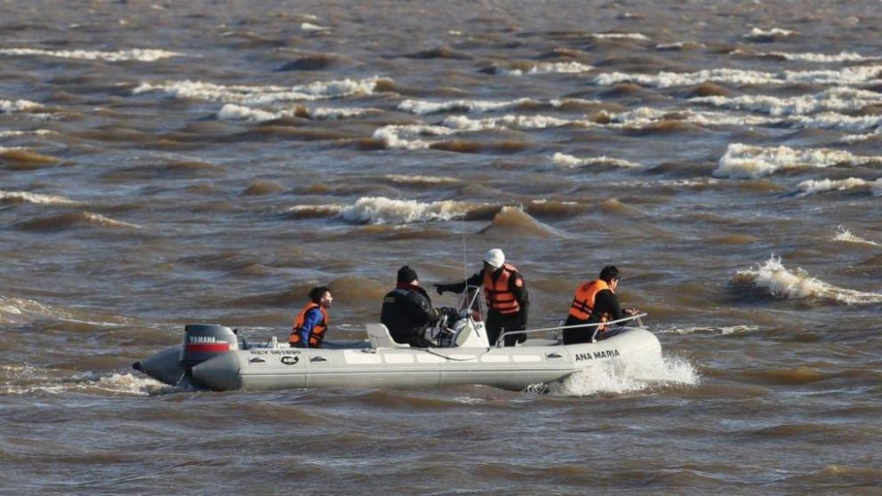 Continúa la búsqueda de los pescadores en Punta Lara. (Twitter)