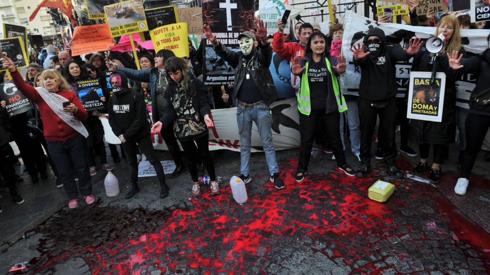 Particular movilización frente al edificio gubernamental (Télam).