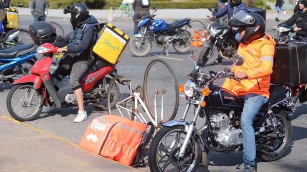 Los trabajadores se concentraron en Plaza Moreno para hacer escuchar su reclamo.