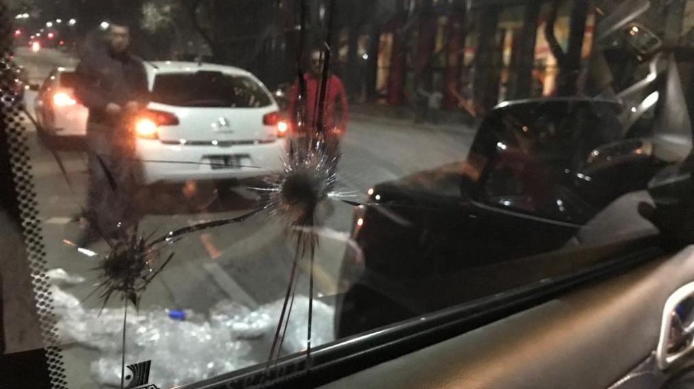 Así se veían desde adentro los impactos en el vidrio de la camioneta de Espert (Crónica)