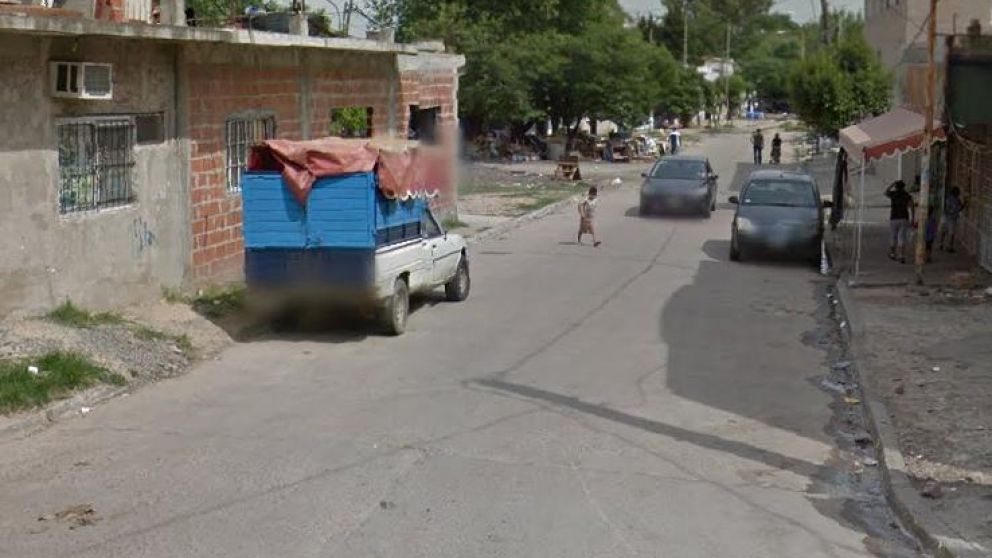 Acá, en esta humilde esquina, apareció, desnudo, golpeado y quemado, el supuesto delincuente.