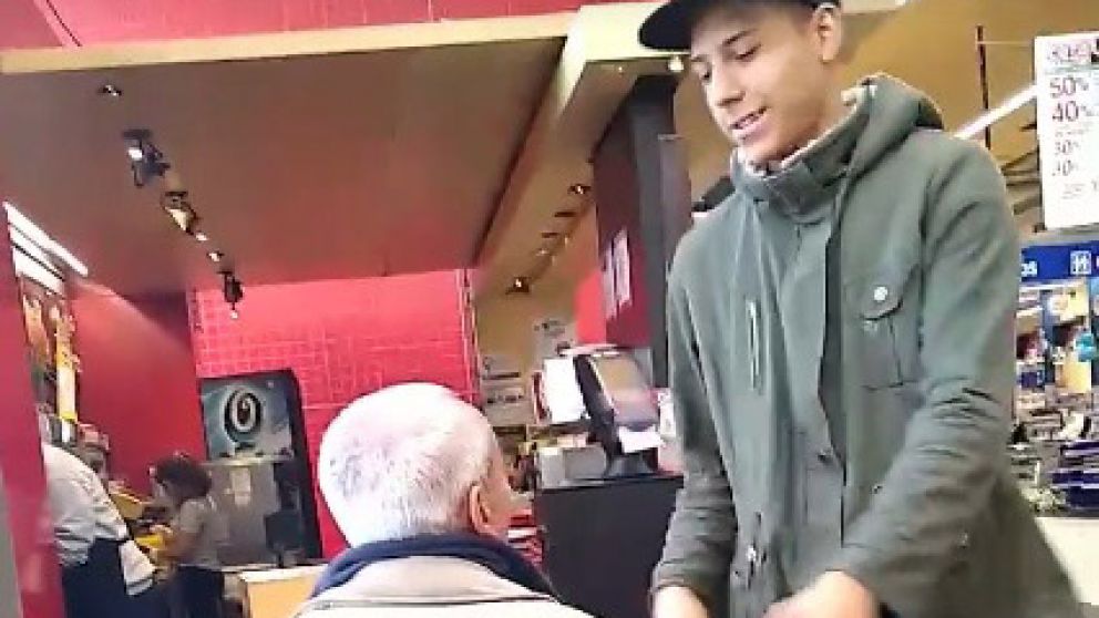 La madre del chico lo fotografió y publicó el gesto en las redes.
