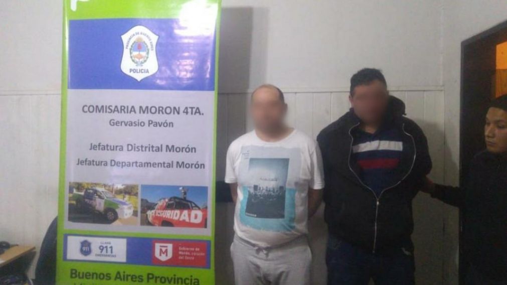 Estos son los dos ladrones que atacaron a una anciana en su casa.