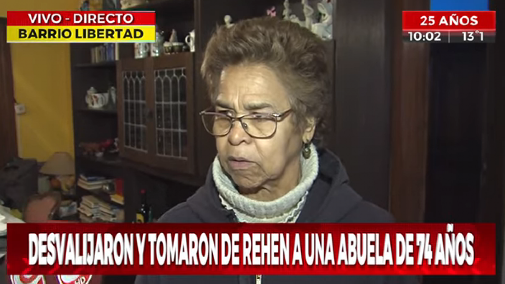 La mujer de 74 años estaba con su marido y nieta al momento de ser atacada (Captura de video).