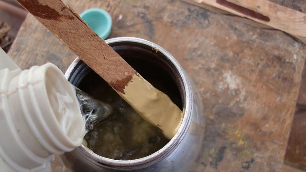 La mujer decidió una drástica manera de finalizar el embarazo de su hija (Imagen ilustrativa).