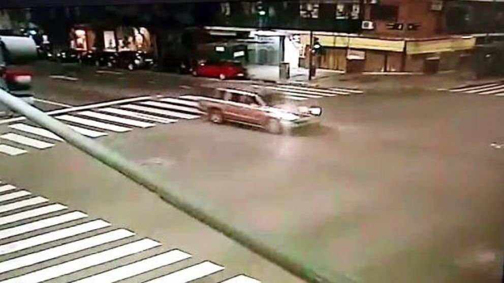 Así fue el choque fatal entre una moto y una camioneta en Flores