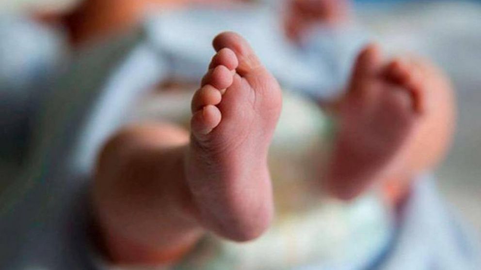 El infante fue arrojado por su madre de 18 a�os (imagen ilustrativa).