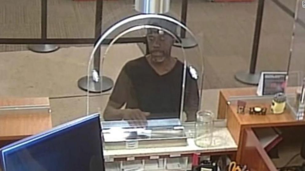 El ladrón filmado durante el robo. (Foto: captura de video).