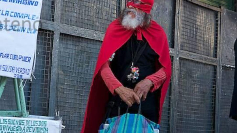 El singular personaje recorre las calles haciendo beneficencia.