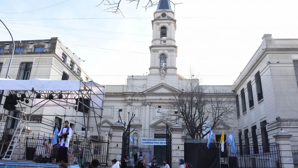Cientos de fieles esperan para ingresar al la iglesia. (Pablo Villán/Crónica-Archivo)