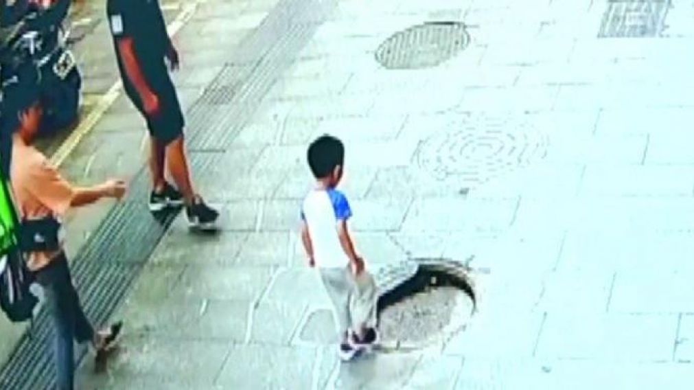 Los segundos previos a la ca�da del nene en la alcantarilla.