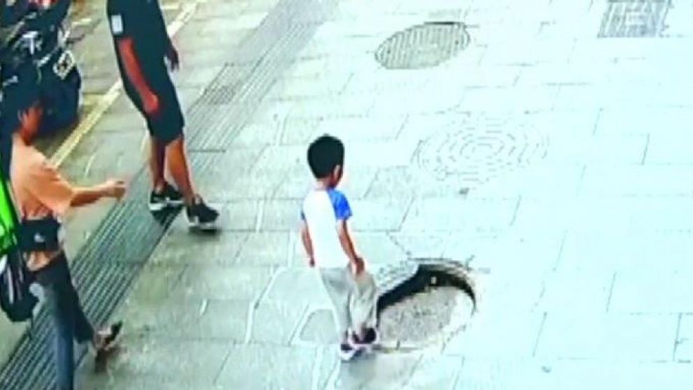 Los segundos previos a la caída del nene en la alcantarilla.