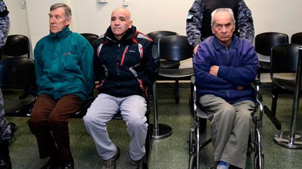 Los acusados de abusar sexualmente de menores sordos en Mendoza. (AFP)