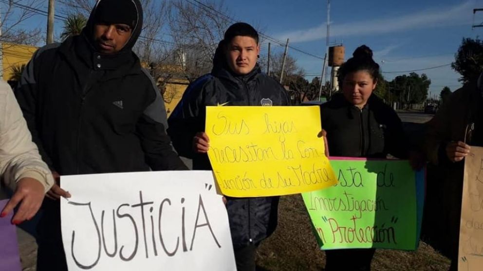 Los parientes de la mujer aprehendida exigen el esclarecimiento del hecho. (La Opinión).