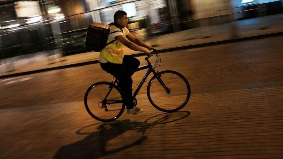 Diferencias entre trabajadores de apps de delivery por la suspensión de Rappi, Glovo y PedidosYa.