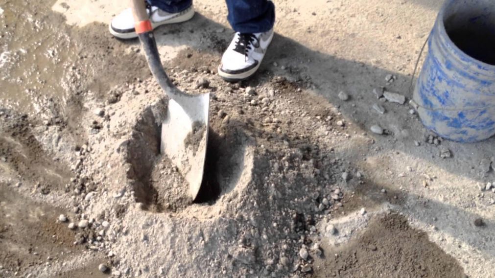 Los alba�iles hab�an escondido el dinero en el patio de la vivienda donde trabajaban.