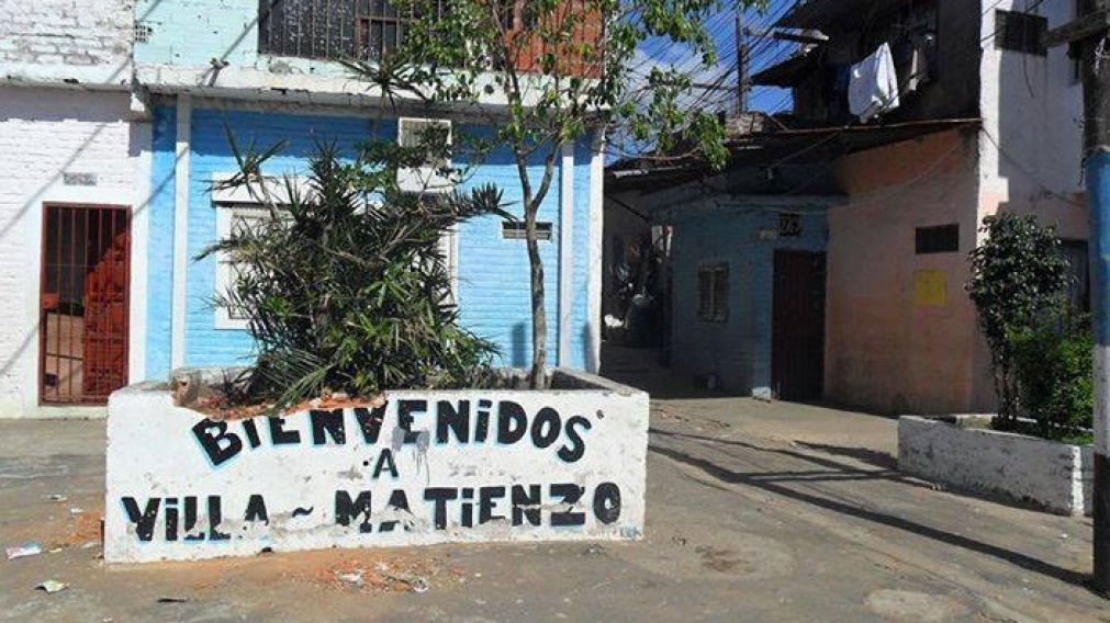 Uno de los principales accesos que tiene el citado asentamiento, al oeste del Gran Buenos Aires.