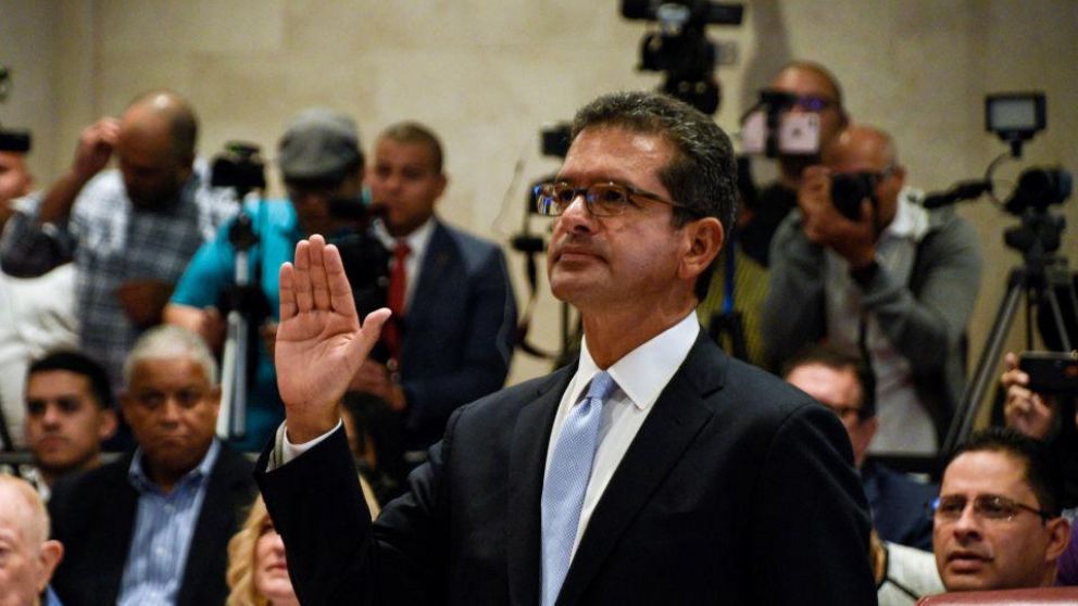 Así juraba el abogado Pedro Pierluisi al asumir.