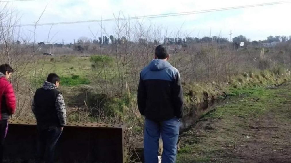 Vecinos continúan con la intensa búsqueda.