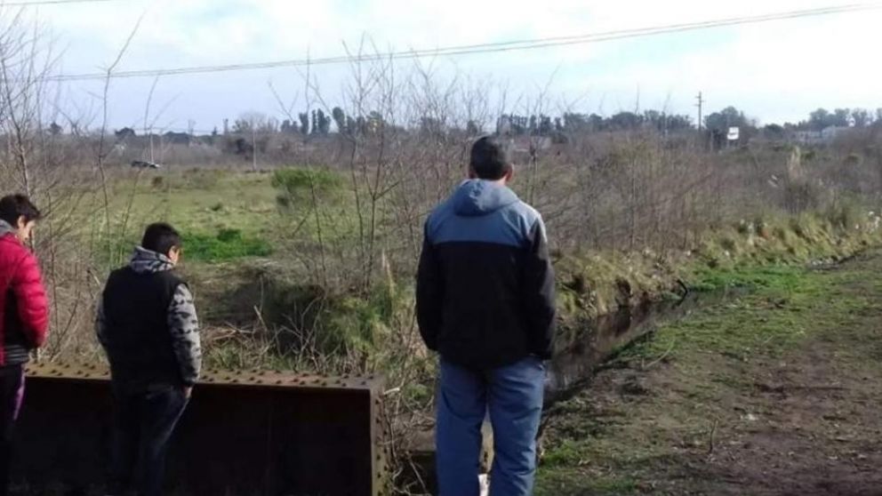 Vecinos continúan con la intensa búsqueda.