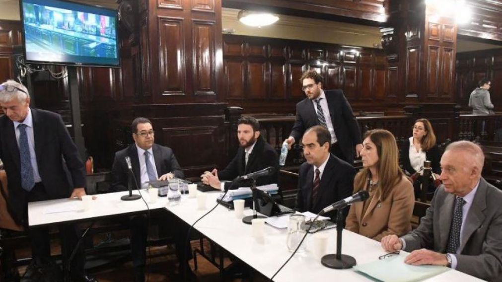 La anestesista Nélida Puente junto a sus abogados.