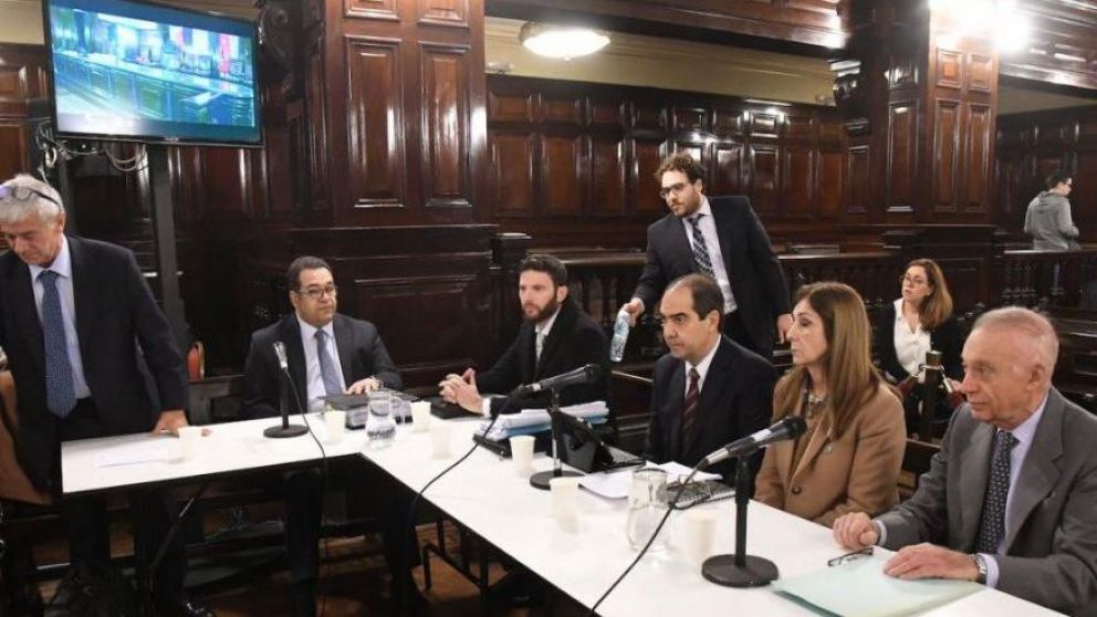La anestesista Nélida Puente junto a sus abogados.