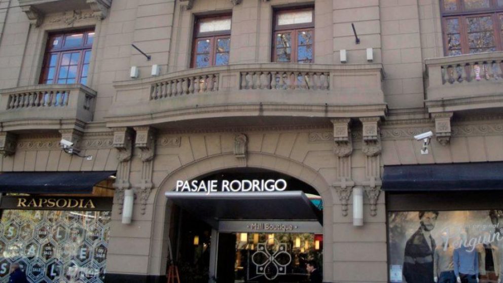 El shopping platense donde ocurrió el hecho.