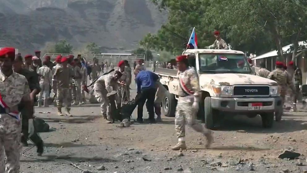 Militares recogen los cuerpos de sus camaradas muertos tras el ataque.