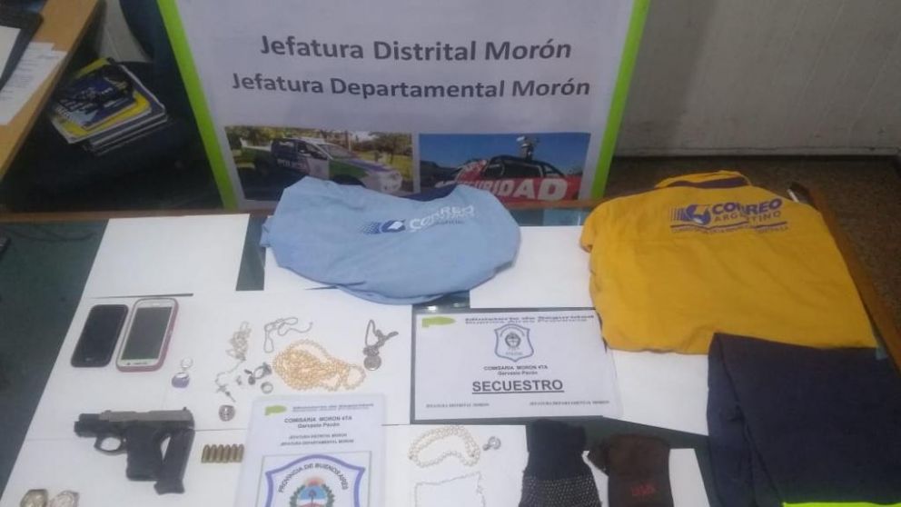 Estos son los elementos que tenían en su poder los falsos carteros, que fueron detenidos en Castelar.