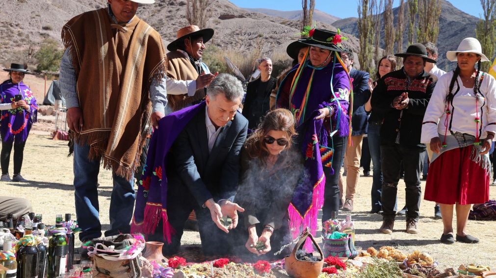 El mandatario y su esposa, con ofrendas a la Madre Tierra (Presidencia).