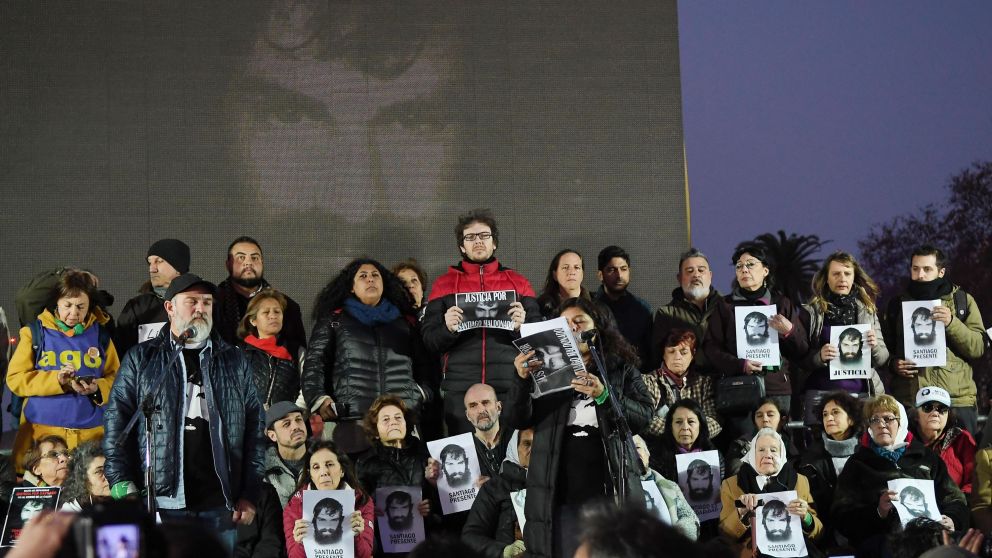 El hermano de Santiago, acompañado de una multitud en su reclamo (Rubén Paredes/Crónica).