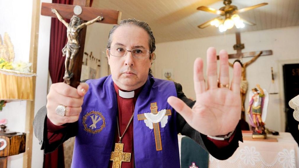 El sacerdote Manuel Acu�a confirm� la presencia del esp�ritu. 