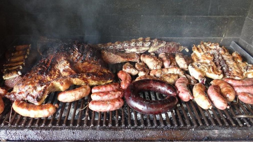 Mientras comían un asado, uno de los amigos mató a otro.