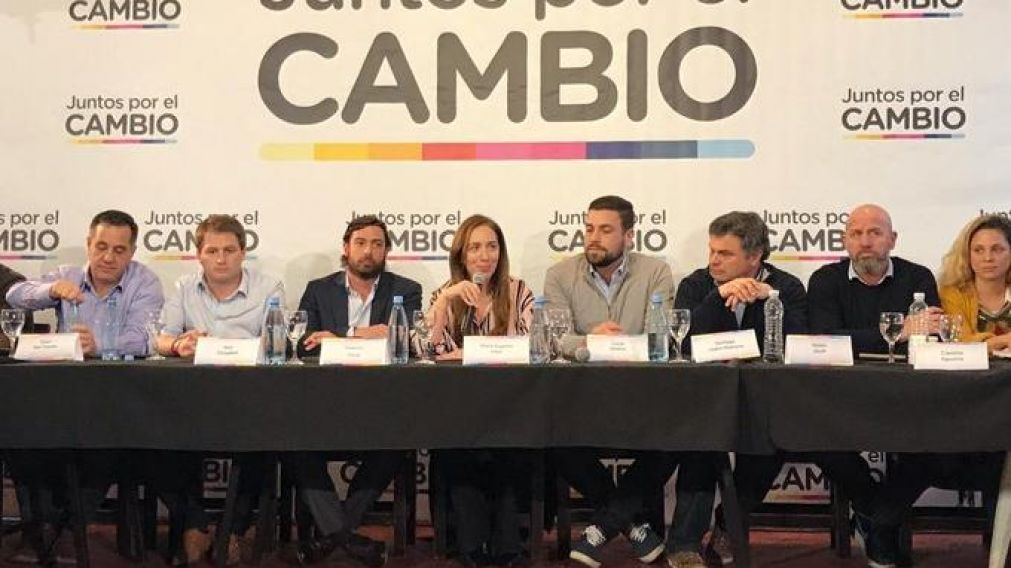 La gobernadora Mar�a Eugenia Vidal junto a los candidatos "sin tierra" en Hurlingham.