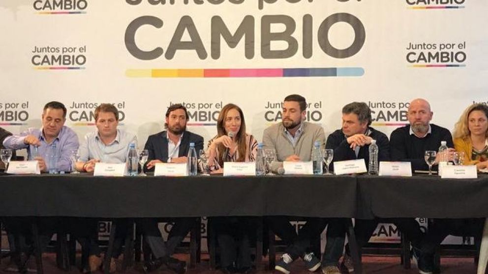 La gobernadora María Eugenia Vidal junto a los candidatos "sin tierra" en Hurlingham.
