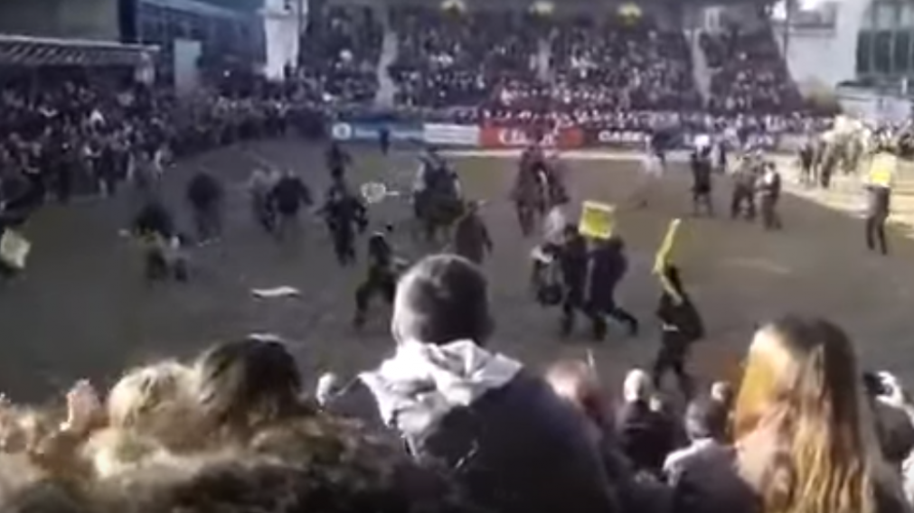 Jinetes arriaron a los ambientalistas hasta sacarlos de la pista.