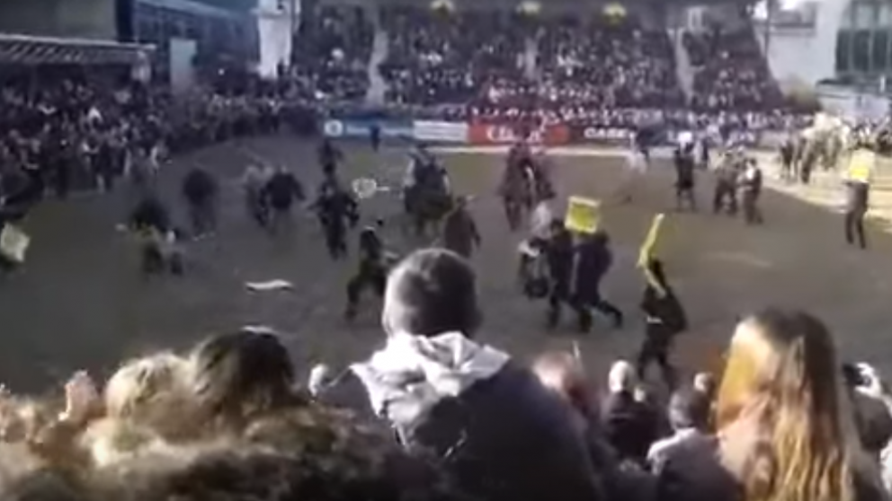 Jinetes arriaron a los ambientalistas hasta sacarlos de la pista.