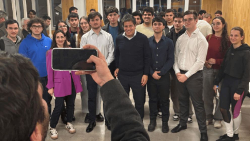 Facundo Manes ante estudiantes en el Instituto Di Tella.