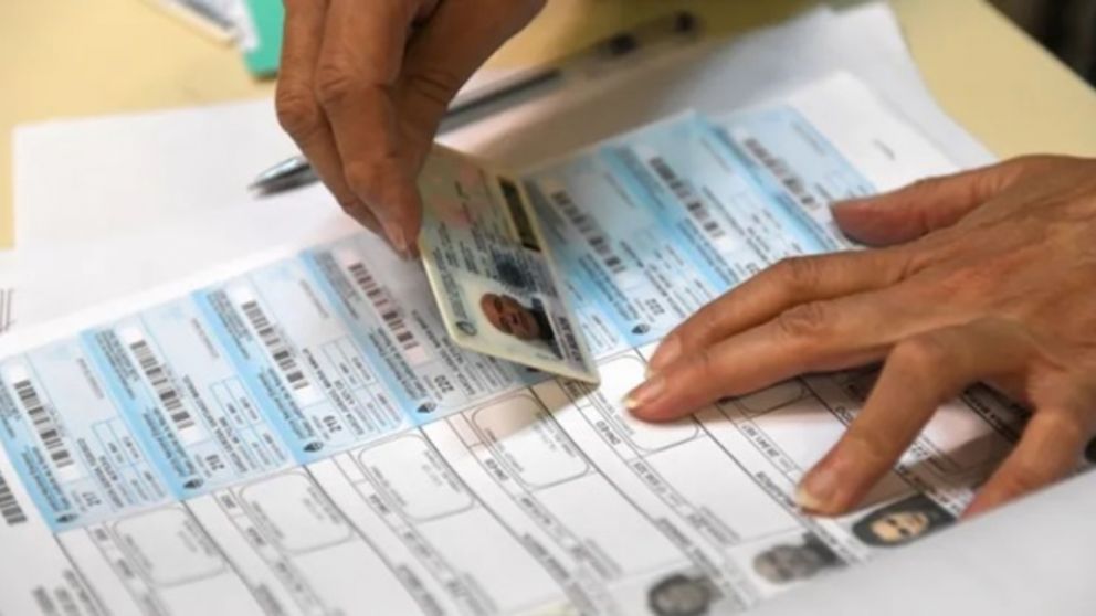 Para poder sufragar es necesario presentar el documento que figura en el padrón electoral o una versión posterior.