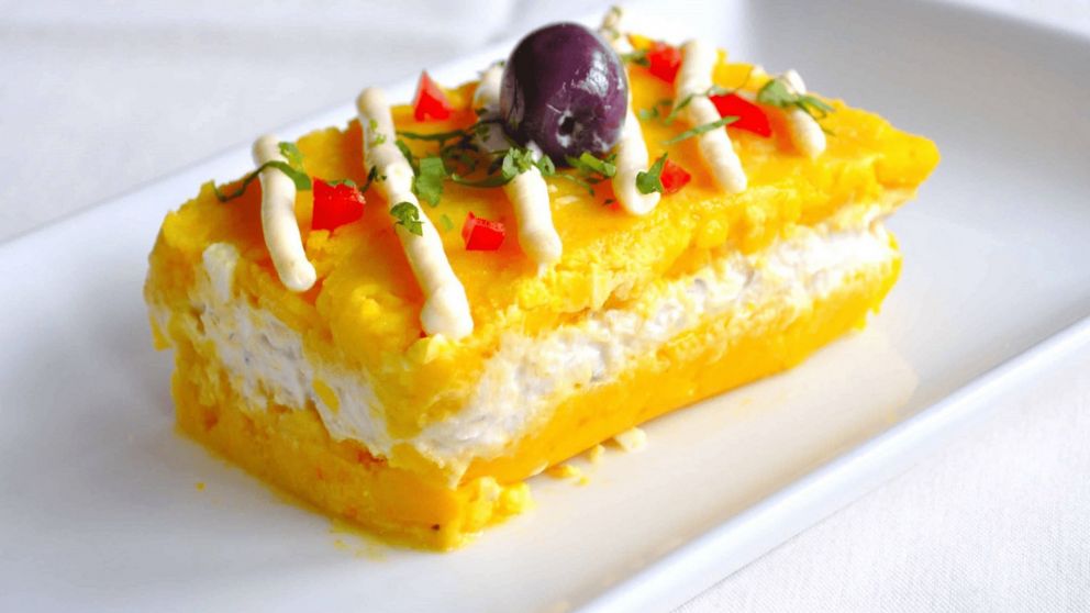Causa limeña: el pastel de papa peruano que conquista por su frescura y sabor único.
