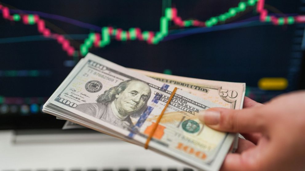 Qué pasa con los bonos, acciones, riesgo país y dólar hoy