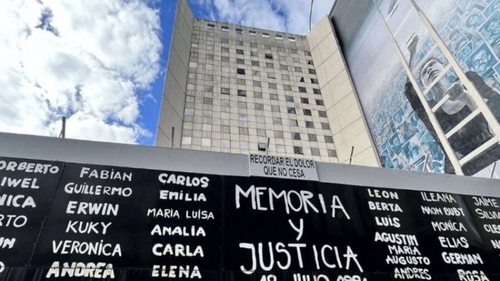 El mural en homenaje a las víctimas del atentado a la AMIA.