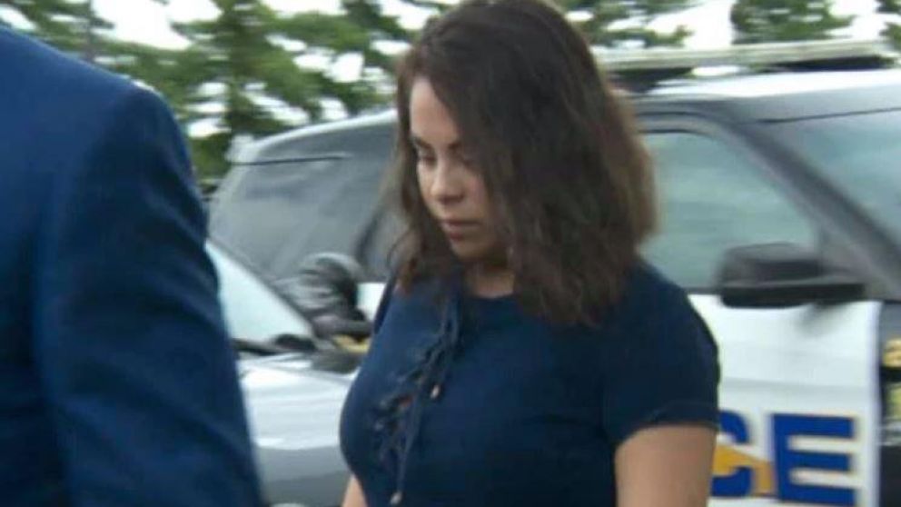 La mujer se entregó junto a su abogado en la dependencia local.