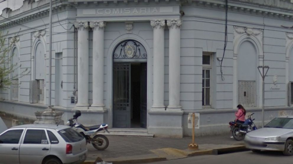 Integrantes de la comisaría primera de General Rodríguez investigaron el sangriento episodio.
